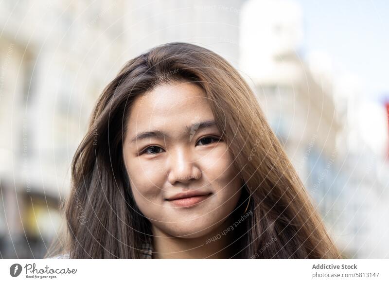 Porträt einer jungen asiatischen Frau Menschen Straße Großstadt Glück Lifestyle Spaß im Freien urban heiter Mode Lächeln lässig modern Jugend genießend