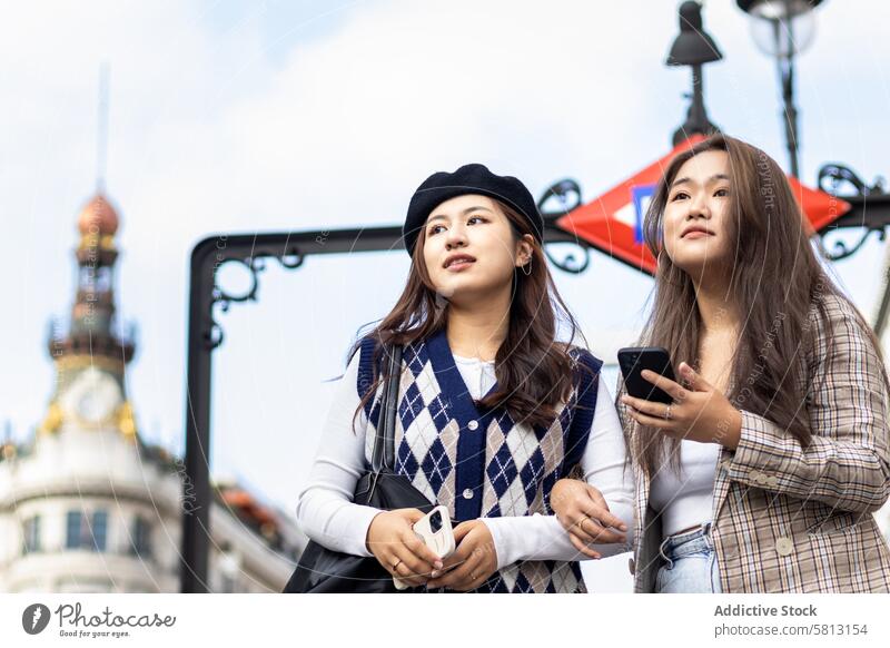 Asiatische junge Freundinnen gehen auf der Straße in der Stadt asiatisch Menschen Großstadt Glück Lifestyle Spaß im Freien urban Frau heiter Mode Lächeln lässig