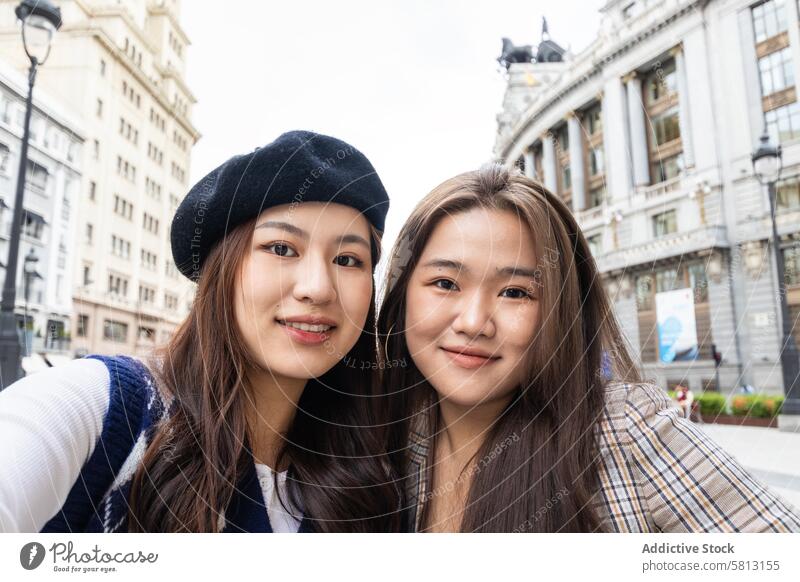 Selfie von asiatischen Freundinnen in der Stadt Menschen Straße Großstadt jung Glück Lifestyle Spaß im Freien urban Frau heiter Mode Lächeln lässig modern
