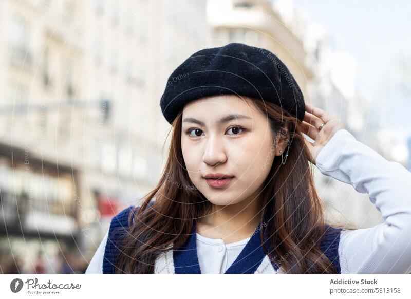 Junge asiatische Frau posiert in der Stadt Menschen Straße Großstadt jung Glück Lifestyle Spaß im Freien urban heiter Mode Lächeln lässig modern Jugend