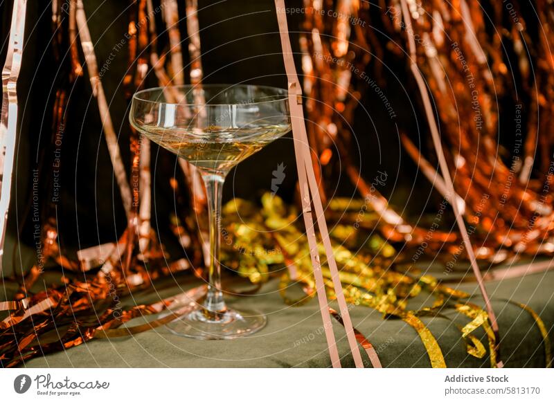 Champagner für neue Jahr Grüße grün und gold Hintergrund Neujahr feiern Alkohol Wein durchsichtig Kontemplation Feuerwerk Hochzeit reflektorisch schwarz Cork