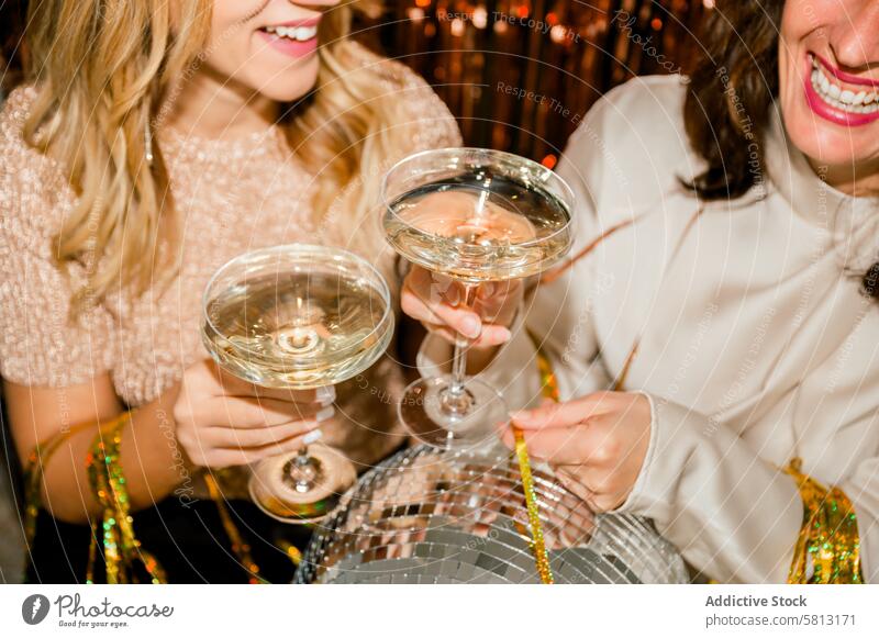 Nahaufnahme einer fröhlichen Frau auf einer Party, die mit Champagner anstößt Person trinken Glas Wein jauchzen Freunde Alkohol feiern Feiertag Menschengruppe