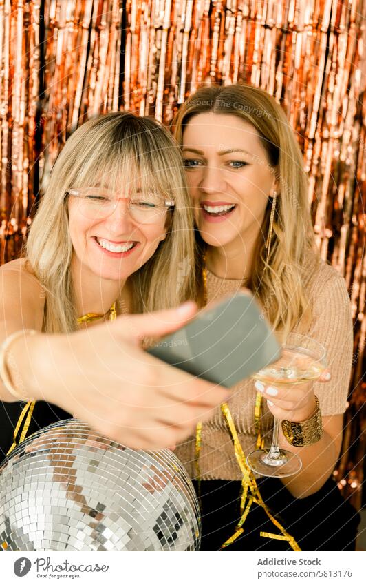 Fröhliche Freundinnen machen ein Selfie im Abendkleid auf einer Party Frau Smartphone Lachen Nacht elegant Lächeln Freude heiter feiern Veranstaltung Glück