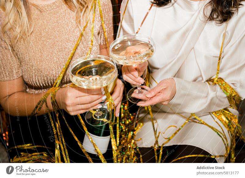 Ernte der Frau auf der Party machen Champagner Toast zusammen Person trinken Glas Wein jauchzen Freunde Alkohol feiern Feiertag Menschengruppe Spaß Hand Getränk