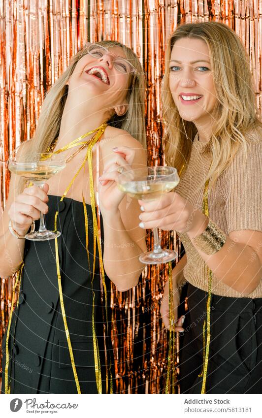 Fröhliche Frauen feiern mit Champagner das neue Jahr Alkohol Glas Lametta trinken Getränk Party Stil Feiertag festlich Reichtum heiter Neujahr glänzend glühen