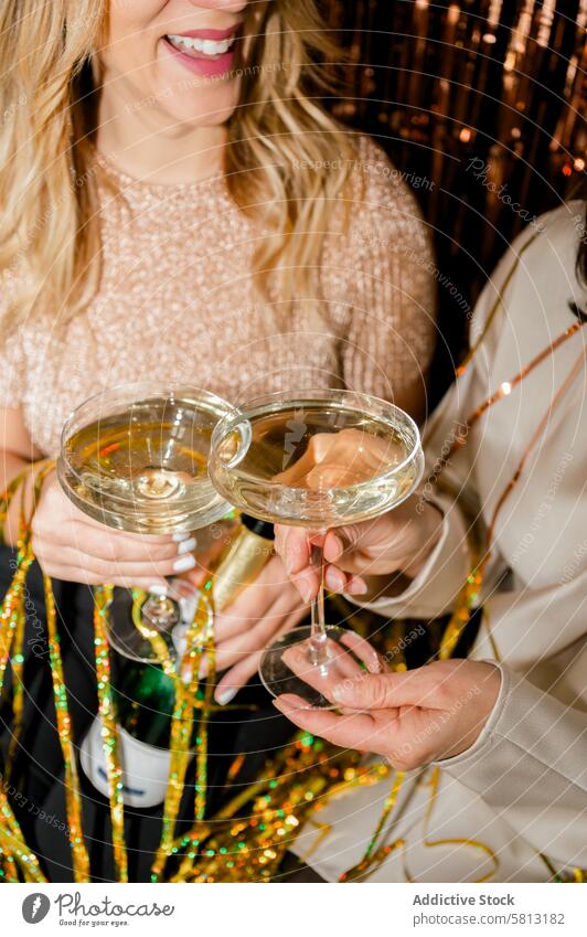 Nahaufnahme einer fröhlichen Frau auf einer Party, die mit Champagner anstößt Person trinken Glas Wein jauchzen Freunde Alkohol feiern Feiertag Menschengruppe