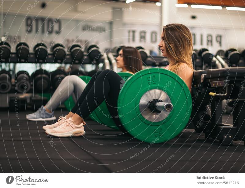 zwei junge Fitness-Frauen trainieren Hüftschwung in einem Fitnessstudio Übung Training Athlet aktiv Lifestyle Gesundheit Menschen passen Körper Sport stark