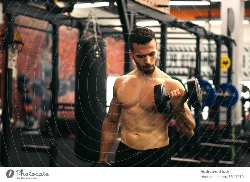 starker Mann trainiert Arme vor dem Spiegel in einem Fitnessstudio Training passen Bizeps Locken Übung Sport Körper Lifestyle Athlet männlich Gesundheit Muskel
