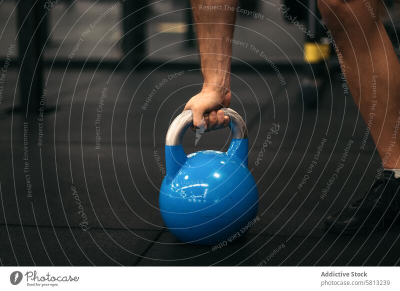 Die Hand eines Mannes nimmt eine Kettlebell Training Fitnessstudio Sport Übung Athlet Kraft passen stark jung Bodybuilding muskulös Gerät Stärke Gewicht
