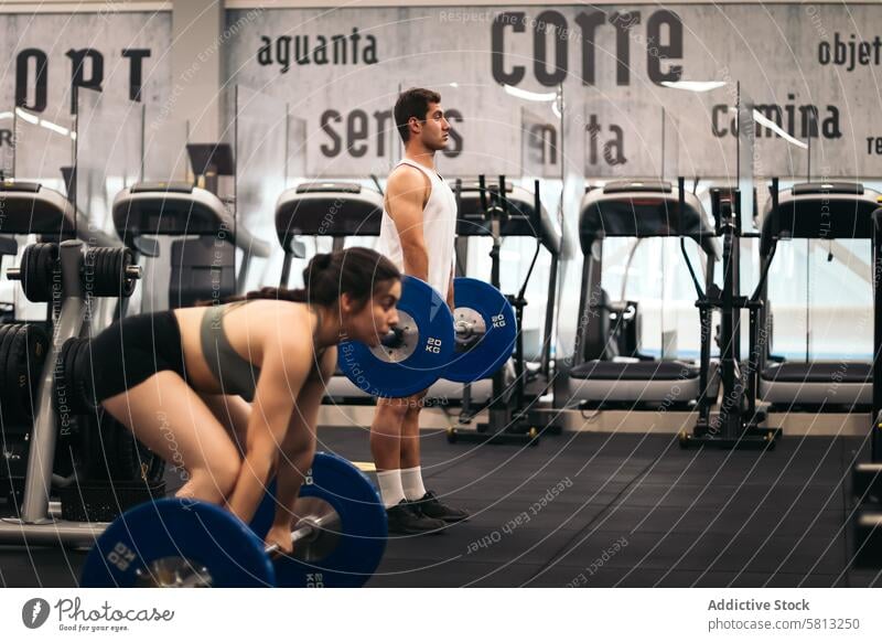 Mann und Frau Athleten Training Kreuzheben in einer Turnhalle Fitnessstudio Übung deadlift Körper Curl-Hantel stark Stärke sportlich Sport Gesundheit Menschen