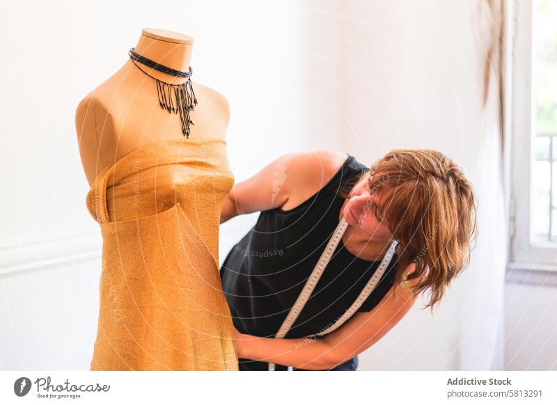 Modedesigner, der eine Schaufensterpuppe mit einem Kleidungsstück anzieht 50s Geschäftsperson Erwachsener Geschäftsfrau Bekleidung Selbstvertrauen selbstbewusst