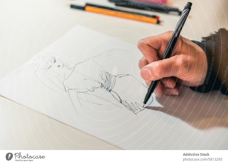 Nahaufnahme einer weiblichen Designerin, die mit einem Bleistift zeichnet. 50s oben abschließen Bekleidung Selbstvertrauen selbstbewusst Kreativität