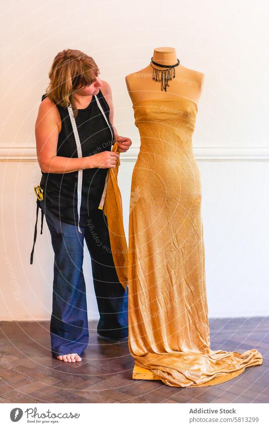 Eine Modedesignerin heftet ausgeschnittene Stoffstücke an ein Mannequin. 50s Geschäftsperson Erwachsener Geschäftsfrau Bekleidung Selbstvertrauen selbstbewusst