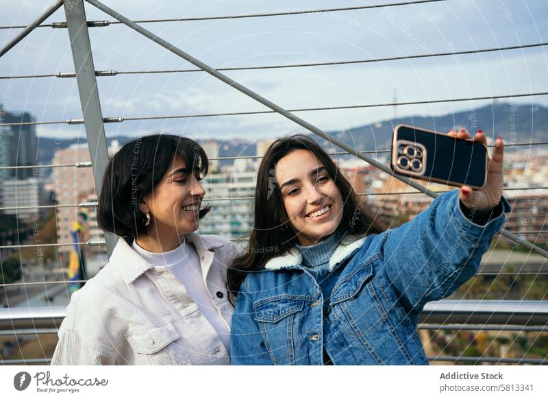 Fröhliche Freunde nehmen ein Selfie mit Stadtlandschaft Hintergrund Smartphone Stadtbild Freude Fröhlichkeit Zusammengehörigkeitsgefühl urban im Freien Freizeit
