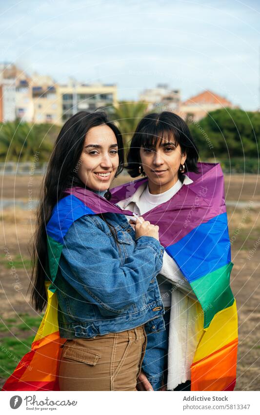Pride-Feier mit fröhlichen LGBTQ-Freunden lgbtq Stolz Fahne Regenbogen Lächeln Fotokamera Akzeptanz Freude Paar Freundschaft Vielfalt Vereinigung abstützen