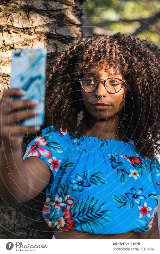 Glad schwarze Frau nimmt Selfie in der Nähe von Palm Baum Sommer Handfläche Stil Smartphone Wochenende Straße ruhen jung ethnisch Afroamerikaner Brille