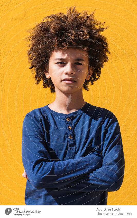 Nachdenklicher ethnischer Junge mit Afrofrisur Kind Afro-Look krause Haare besinnlich nachdenklich Teenager Frisur Denken Porträt farbenfroh Behaarung männlich