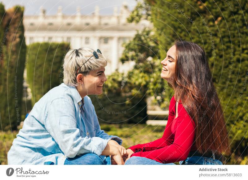 zwei junge Mädchen sitzen und reden Menschen Freundschaft lässig Lifestyle Frau Glück sprechend Sitzen Zusammensein Gespräch Erwachsener heiter Freunde
