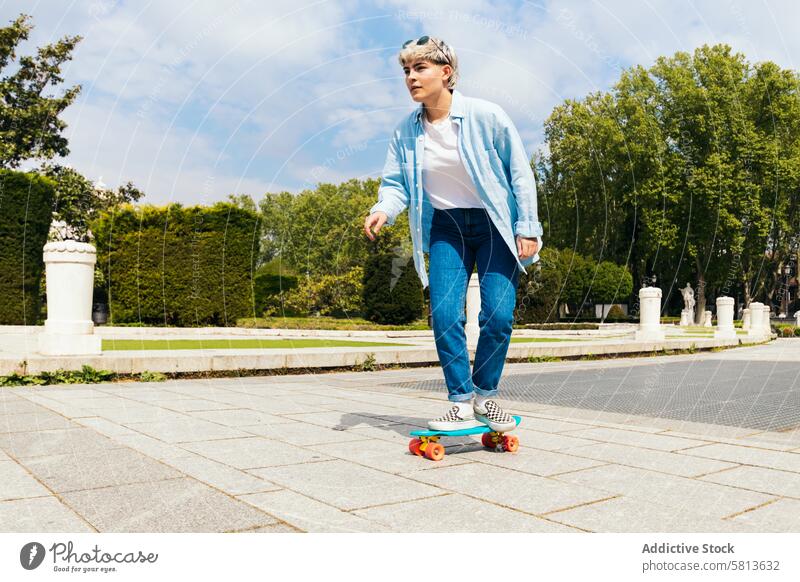 Teenager stylisches Mädchen beim Schlittschuhlaufen auf einem Stadtplatz. Spaß Skateboard Skater cool schön jung trendy Lifestyle Frau Stil Mode lässig Glück