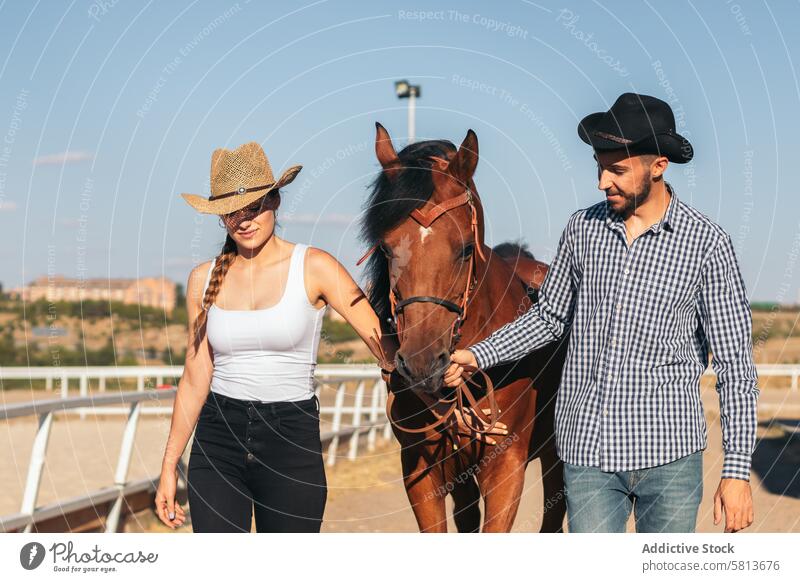 Freunde beim Spaziergang mit einem Pferd in einem Reitsportzentrum Mann Reiter Natur Tier Reiterin Bauernhof männlich pferdeähnlich striegeln Pferdestall Hengst