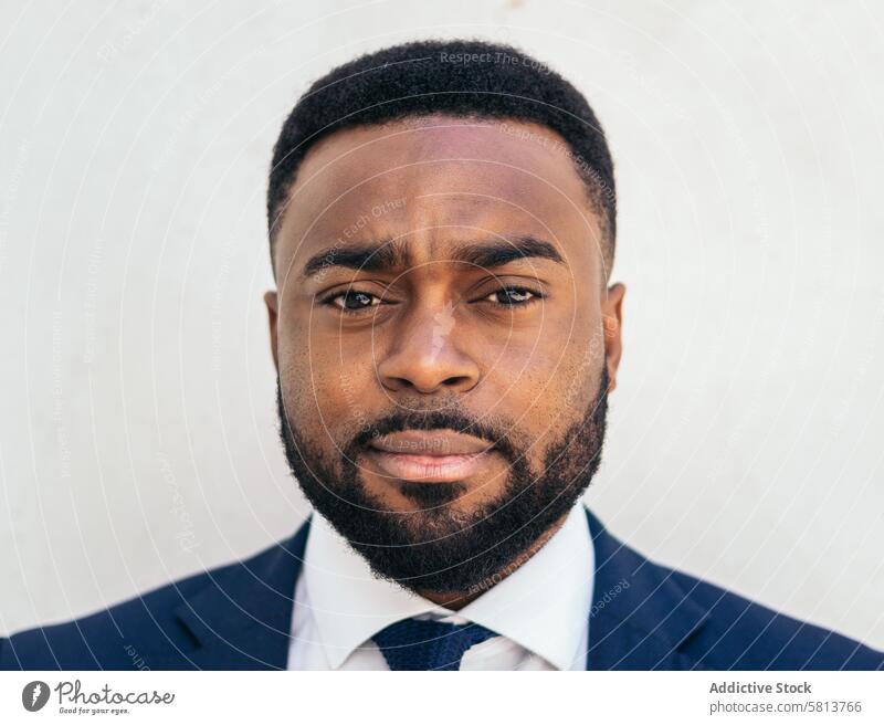 Nahaufnahme eines selbstbewussten schwarzen Geschäftsmannes, der in die Kamera schaut Afroamerikaner Mann männlich Business professionell Exekutive Erfolg