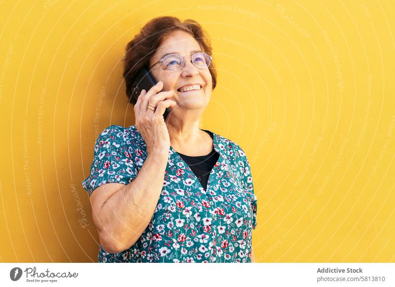 Fröhliche alte Frau bei einem Anruf im Freien Textfreiraum Smartphone stylisch Mobile Funktelefon Senior Mitteilung Gerät Nachricht Lifestyle Internet Handy