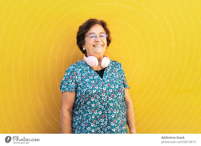 Porträt einer alten Frau in bunter Kleidung auf gelbem Hintergrund stylisch Senior Lifestyle Menschen Geschäftsfrau Kaukasier Technik & Technologie Glück Dame