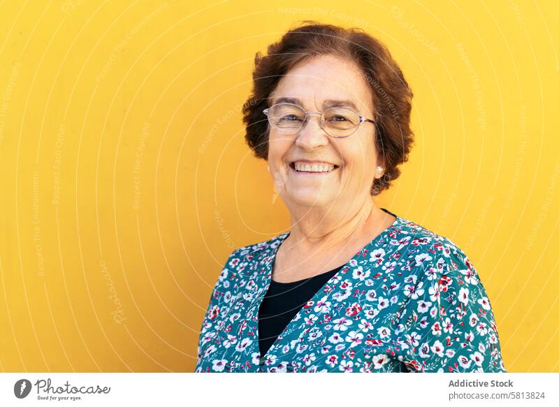 Fröhliche alte Frau auf gelbem Hintergrund stylisch Senior Lifestyle Menschen Kaukasier Glück Dame Holunderbusch Lächeln selbstbewusst Freizeit Oma Ausdruck