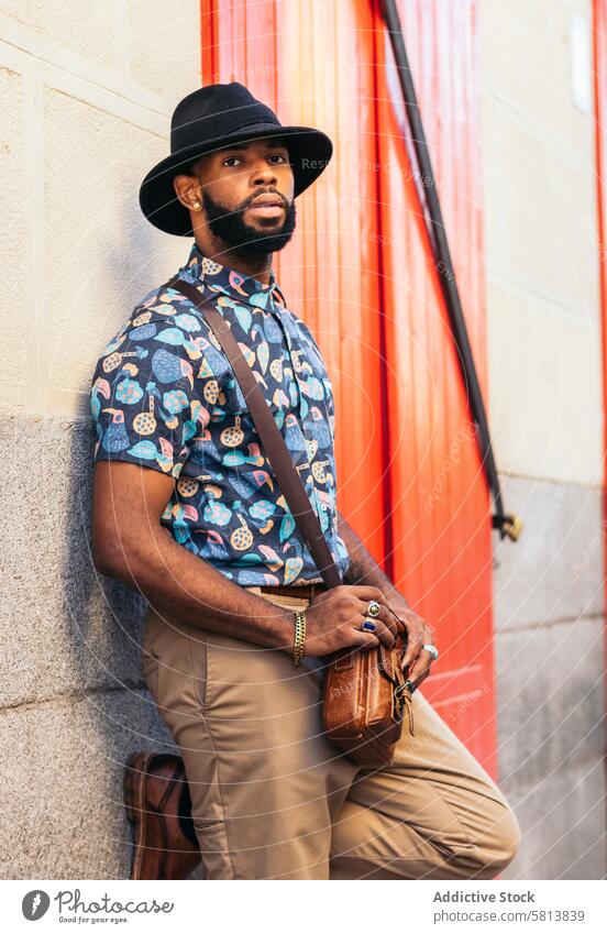 Porträt eines stilvollen schwarzen Mannes mit Hut und alternativem Outfit Lifestyle Großstadt jung Straße urban männlich Person stylisch Typ außerhalb Menschen