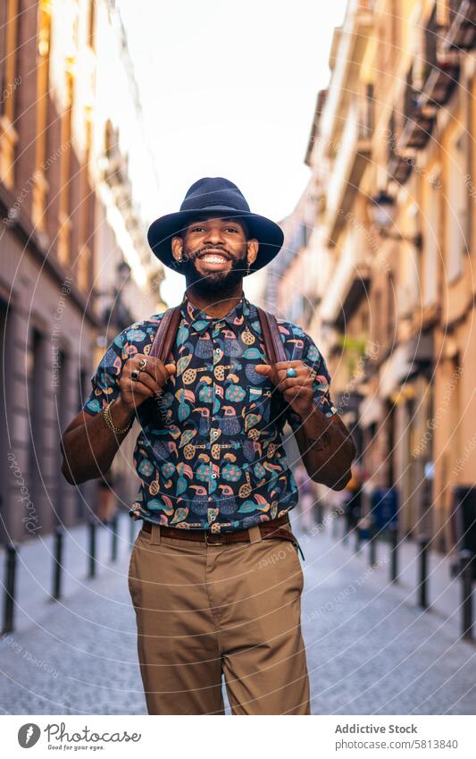 Stilvoller schwarzer Mann auf der Straße in der Stadt Lifestyle Großstadt jung urban männlich Person stylisch Typ außerhalb Menschen lässig im Freien