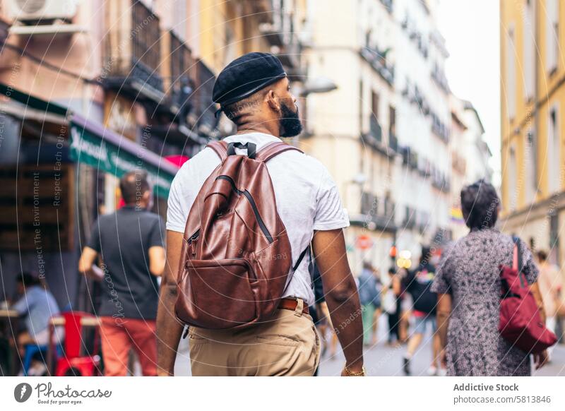 Stilvoller schwarzer Mann auf der Straße in der Stadt Lifestyle Großstadt jung urban männlich Person stylisch Typ außerhalb Menschen lässig laufen Blick Glück