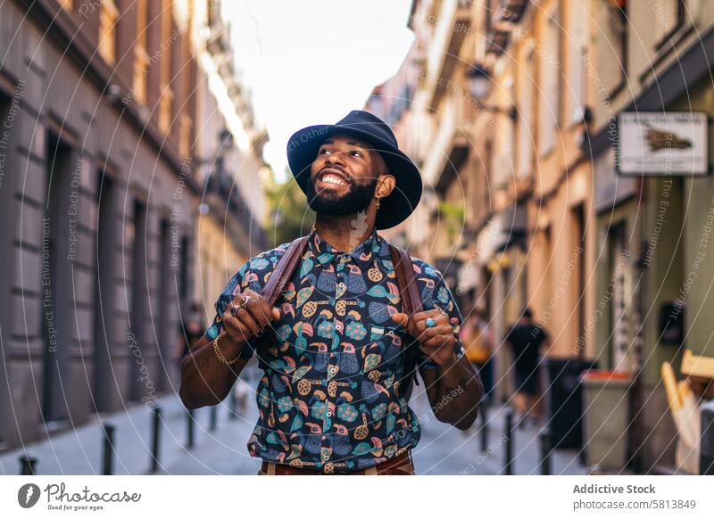 Stilvoller schwarzer Mann auf der Straße in der Stadt Lifestyle Großstadt jung urban männlich Person stylisch Typ außerhalb Menschen lässig im Freien