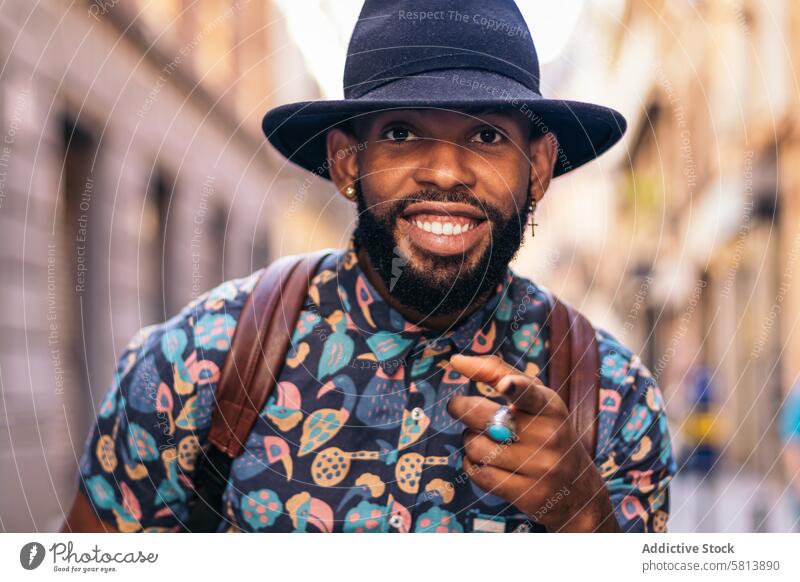 Stilvoller schwarzer Mann hat Spaß auf der Straße Lifestyle Großstadt jung urban männlich Person stylisch Typ außerhalb Menschen lässig im Freien Erwachsener