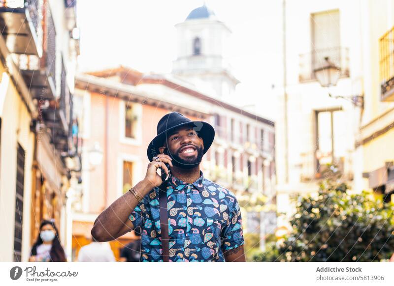 Stilvoller schwarzer Mann, der im Freien in der Stadt telefoniert Technik & Technologie Lifestyle Großstadt Smartphone jung Straße urban Telefon Mobile männlich