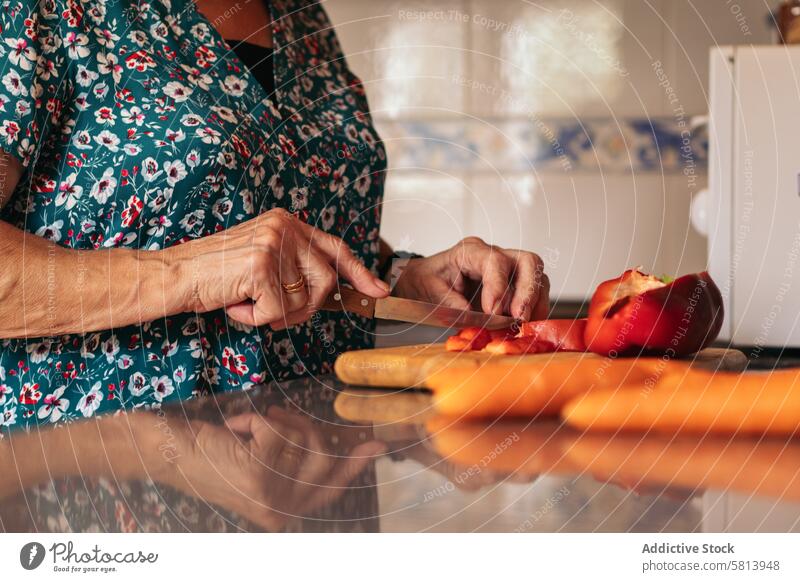 Ältere Frau beim Kochen mit Paprika in der Küche zu Hause heimwärts älter Essen zubereiten Lebensmittel Senior Glück alt Lifestyle Erwachsener Großmutter