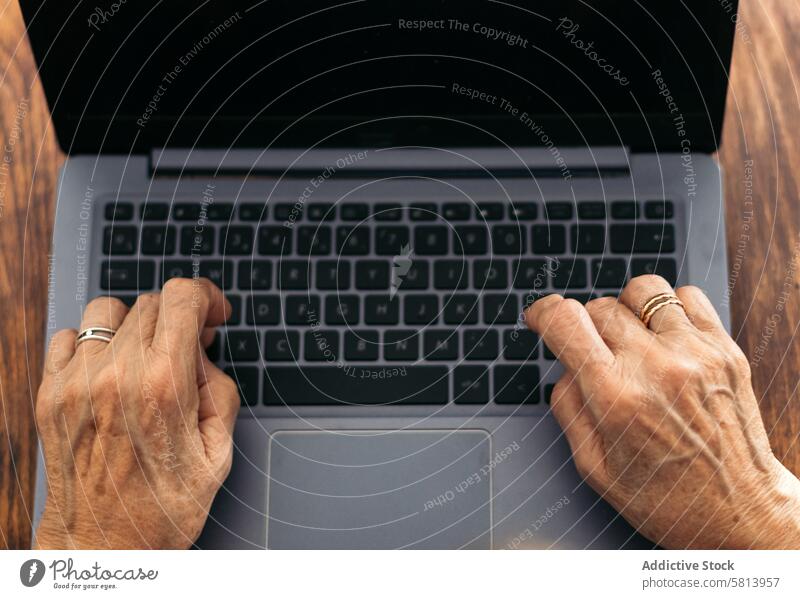 Unbekannte alte Frau, die den Laptop benutzt Senior Technik & Technologie Computer Brille reif Glück heimwärts Internet Person Menschen Sitzen Lifestyle