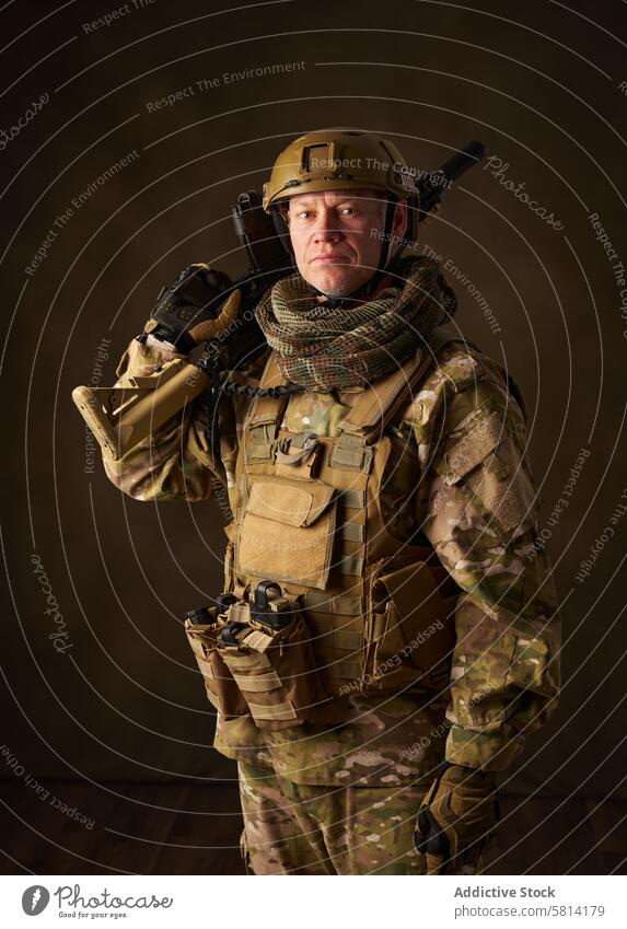 Porträt eines Airsoft-Soldaten mit Tarnkleidung und einem Gewehr mit Zielfernrohr Militär Armee bewaffnet Krieg Mann Waffe zwängen Pistole speziell Schutzhelm