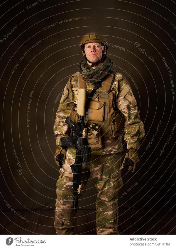 ein junger Militärsoldat mit einem automatischen Airsoft-Gewehr mit Teleskopblick Mann Outfit Genuss Hobbys Simulation Spiel Soldat ausfahrbar Sehvermögen Armee