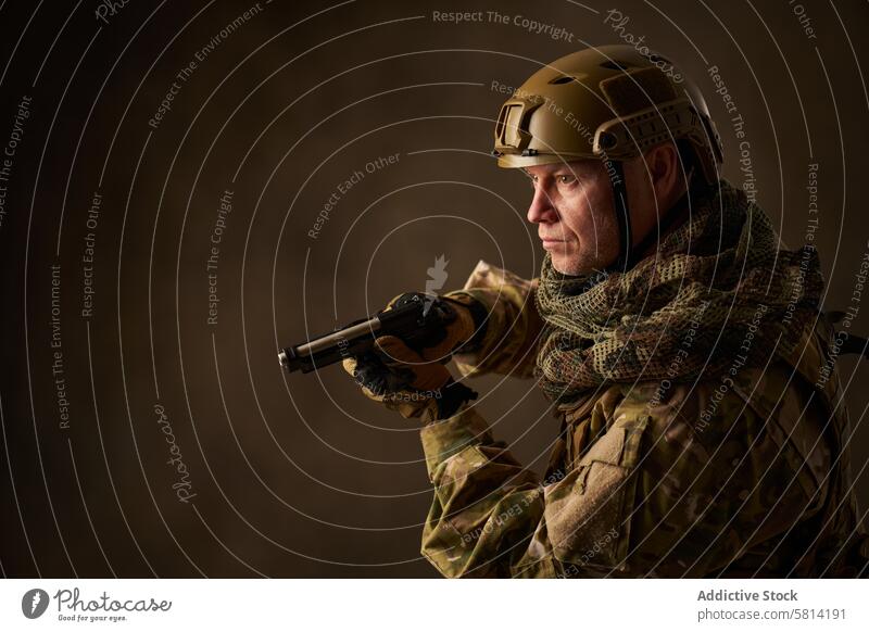 Porträt eines Mannes, der mit einem Airsoft-Gewehr und einem Helm als Militär ausgestattet ist Outfit Genuss Hobbys Simulation Spiel Pistole Soldat Armee