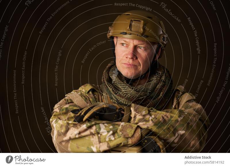 Porträt eines Soldaten in Airsoft-Tarnkleidung, der sich auf sein Gewehr stützt Militär Armee Krieg speziell Tarnung bewaffnet Waffe Pistole Schutzhelm Uniform