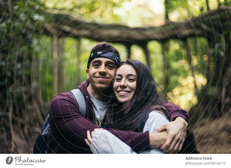 Freunde in einem Dschungel in Costa Rica Wald Porträt im Freien Natur Lifestyle Menschen Urlaub Freizeit Blick wandern Baum reisen Rucksack Herbst Abenteuer