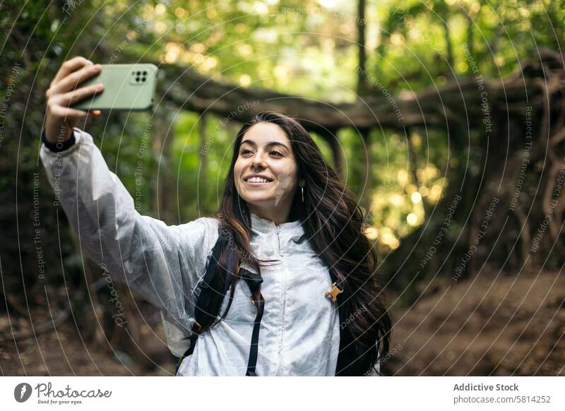 Frau macht Selfies im Wald Porträt im Freien Natur Lifestyle Menschen Urlaub Freizeit Blick wandern Baum reisen Rucksack Herbst Abenteuer Nahaufnahme