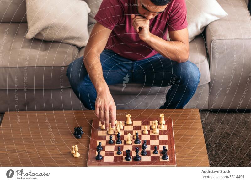 Schachspiel zu Hause. Schachbrett mit den platzierten Figuren spielen Spiel Spaß Holzplatte Konkurrenz heimwärts Freizeit Tisch Strategie Herausforderung