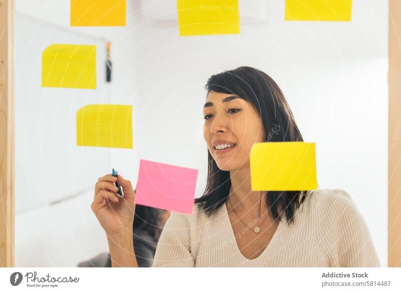 Ideen und Arbeit teilen: Ein Bild der Coworking-Umgebung Ethnizität asiatisch Vielfalt Büro Business Unternehmen Sitzung Produktivität Brainstorming arbeiten