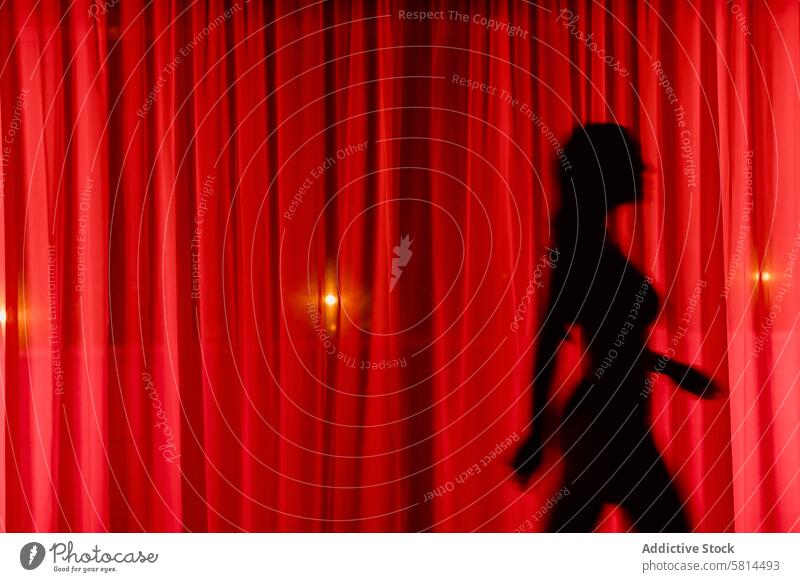 Anonyme Frau, die hinter einem Vorhang geht Gardine Silhouette rätselhaft Nacht dunkel geheimnisvoll feminin Figur Fenster Stil Spaziergang Rätsel