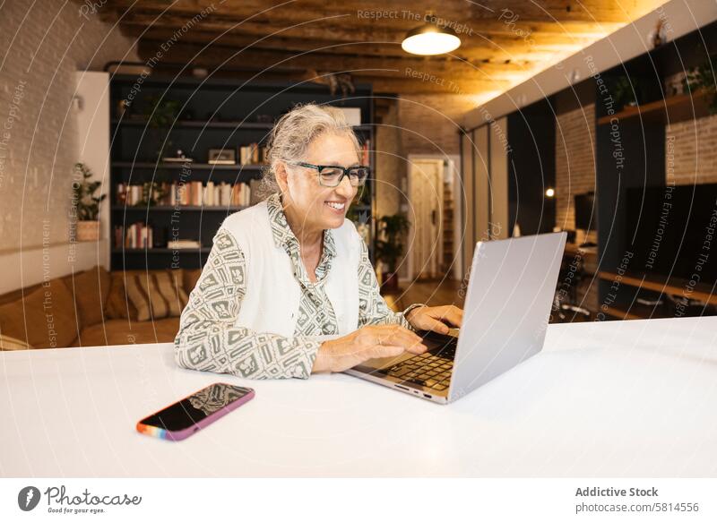Ältere Frau benutzt Laptop zu Hause 65-69 Jahre nur eine Seniorin aktiv Aktive Senioren Erwachsener schön Schönheit Mitteilung Computer Anschluss Gerät digital