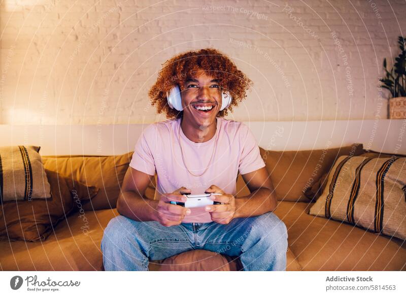 Junger Mann spielt Videospiele afroamerikanische Ethnizität Afro-Look Afrofrisur attraktiv schwarz schwarzer Mann Schwarzer Mann Freizeitkleidung Feier
