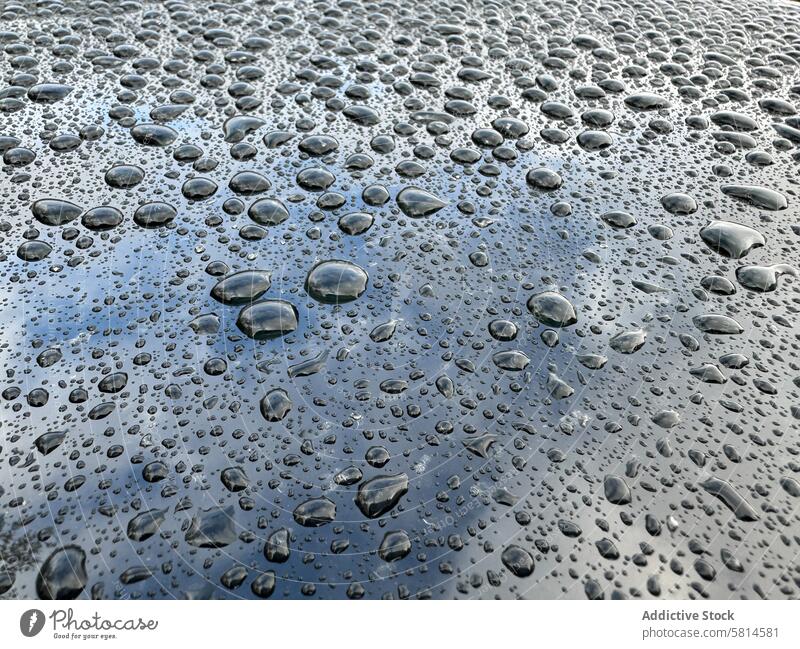 Eine nasse Oberfläche, auf der viele kleine Wassertröpfchen verstreut sind Regen Tropfen abstrakt liquide texturiert Hintergrund durchsichtig Kondenswasser