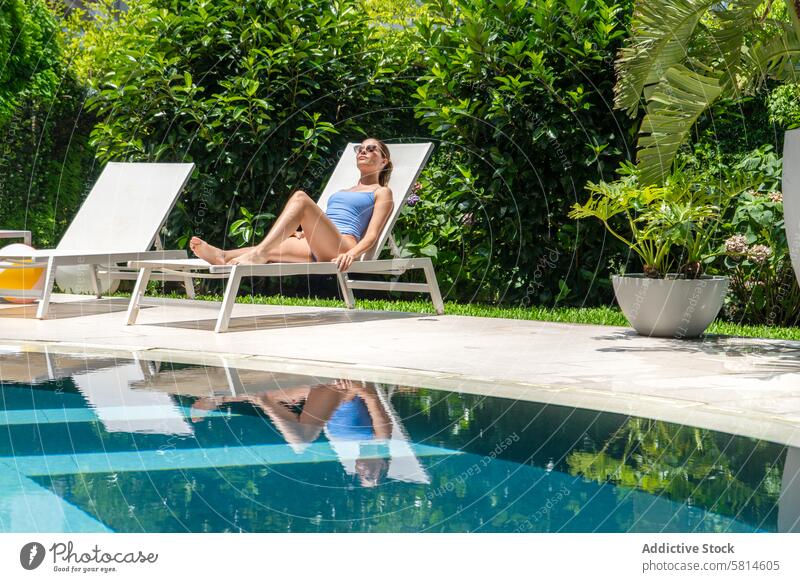 Schöne Frau, die sich am Pool eines Luxushotels entspannt. Raum kopieren Erwachsener attraktiv schön Schönheit Getränk Bikini sorgenfrei Kaukasier Stuhl