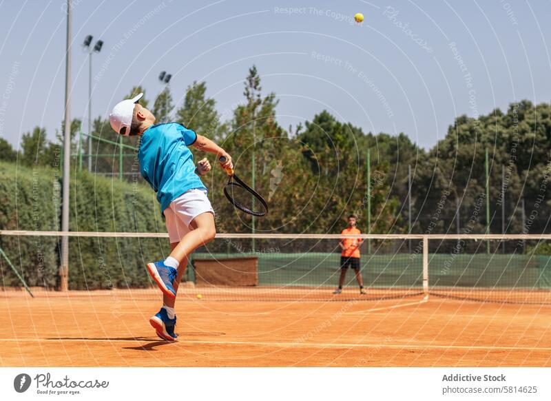 Junge spielt Tennis mit seinem Trainer auf einem unbefestigten Platz Aktivität Sport Spiel Remmidemmi Person Spieler spielen Athlet Training Lifestyle